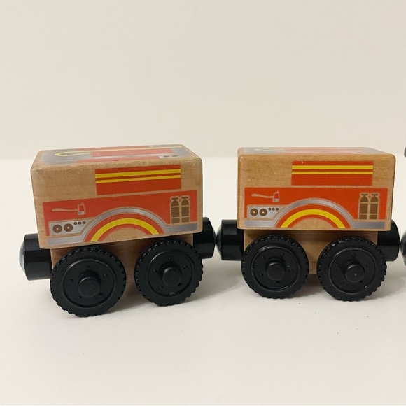 Thomas & Friends Wooden Flynn and Flynns Tender Train - Picture 8 of 16